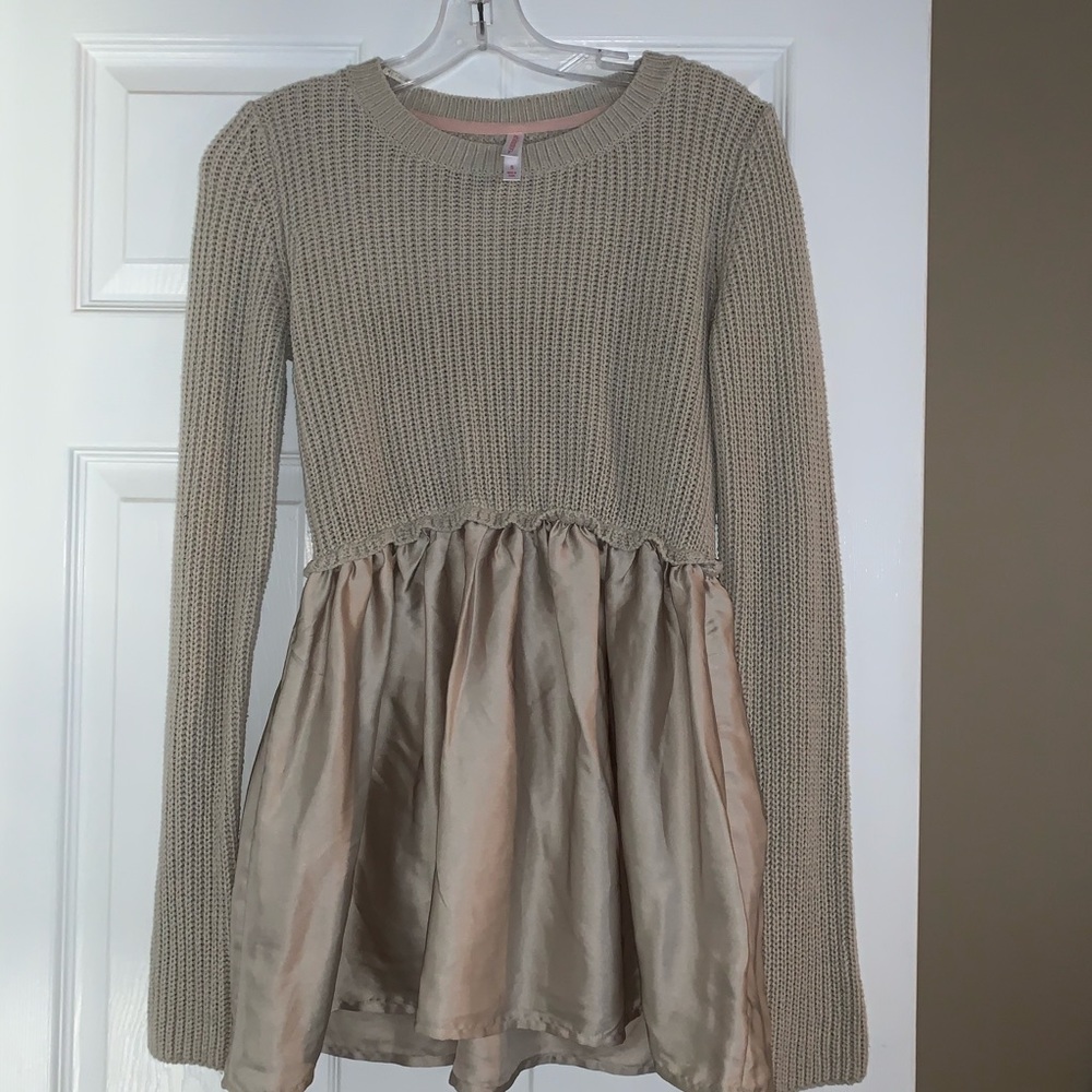 5/$20 Xhilaration tan sweater with ruffle small